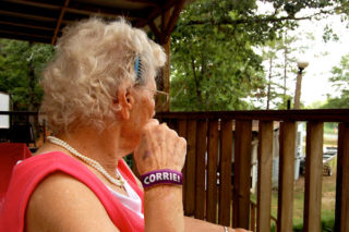 Corrie-ontwikkelde-polsbandje-voor-dementerende-ouderen