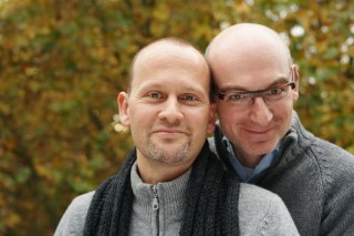 Mike en Eugene gaan homolessen geven in AZCs