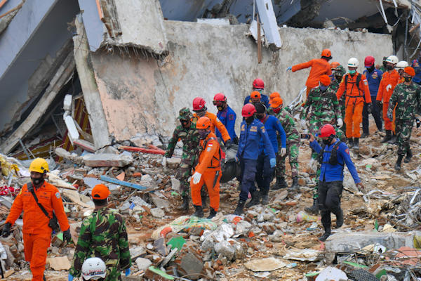 Slachtoffers aardbeving Indonesië eisen meer aandacht voor de aardverschuiving in Italië