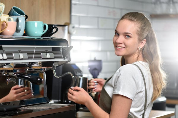 Jonge pretentieuze barista Lieke (24) wil van koffie weer een onbetaalbaar luxeproduct maken
