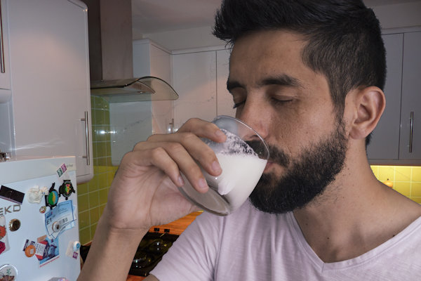 Veganist Bart (41) noodgedwongen weer aan de moedermelk door belastingverhoging havermelk