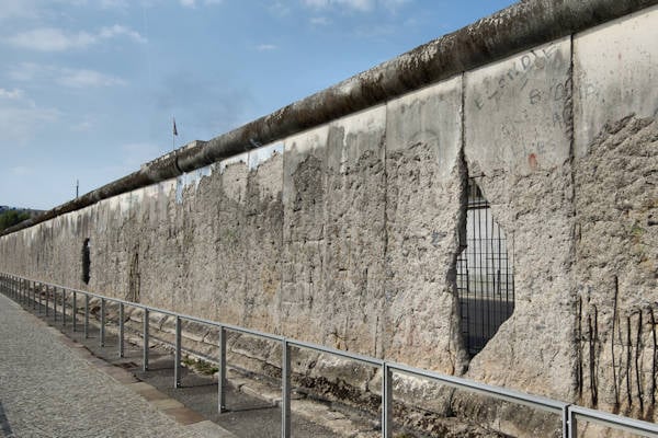 “Berlijnse Muur zo lek als een mandje”