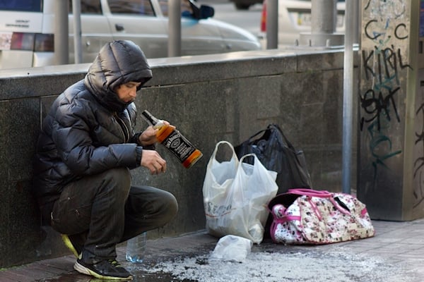 Gemeente verrast dertig daklozen met heerlijke fles drank