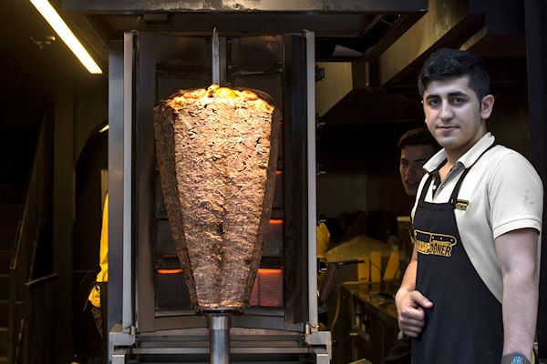 Oudste kebabrol van Nederland draaide al een miljoen rondjes