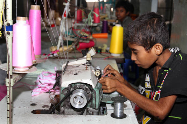 Rakib (10) uit Bangladesh werkt 16 uur per dag: “Moederdagcadeautjes moeten op tijd klaar”