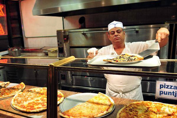 Amsterdamse pizzeria komt met regenboogpizza: “Gewoon een pizza, maar dan inclusief”