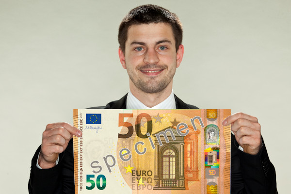 Zo ziet het nieuwe biljet van € 50 eruit - Nieuwspaal