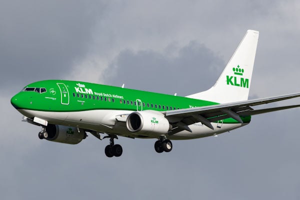 uitzondering native omroeper KLM verft vliegtuigen groen om milieuvriendelijkheid van vliegen te  benadrukken