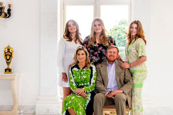 Koninklijk gezin publiceert nieuwe familiefoto: “Een beetje geluk in deze nare tijden”