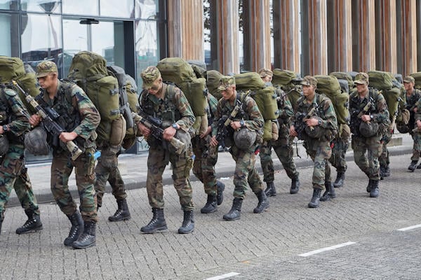 Nederlandse landmacht komt onder commando van de Duitsers: “Historische fout eindelijk rechtgezet”