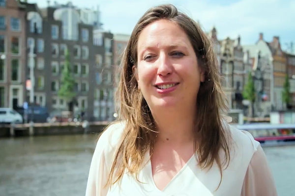 Gemeente Amsterdam gaat hardwerkende gezinnen ‘gewoon geld vragen’