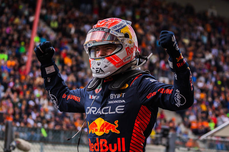 Max Verstappen wint zinderende Grand Prix in Zandvoort