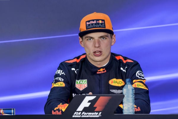 Speciaal Geweldig Schuldig Max Verstappen haalt blikje Red Bull uit beeld tijdens persconferentie
