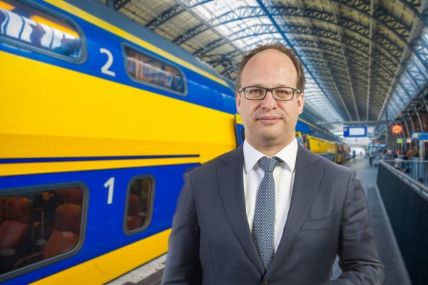 NS-directeur denkt dat spits-toeslag de trein gezelliger maakt: “Elite en plebs totaal gescheiden”