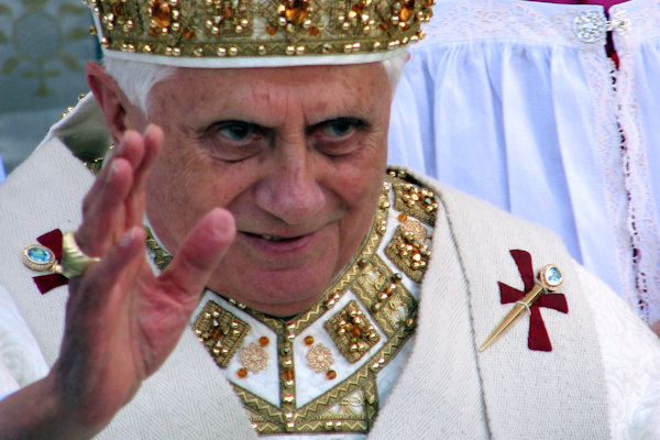 Crowdfunding net op tijd rond, uitvaart paus Benedictus kan doorgaan