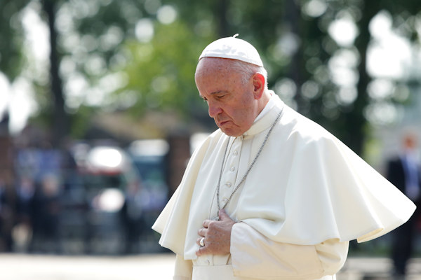 Paus roept jonge Italiaanse vrouwen op om zich wat luchtiger te kleden