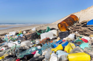 plastic-rommel-strand-zee-afval
