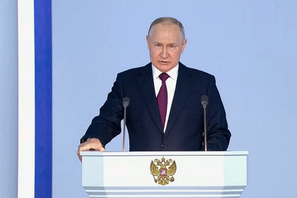 Poetin gaf met scheve stropdas subtiele hint aan FvD