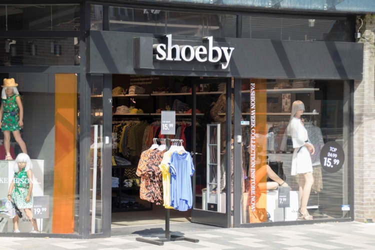 Nudisten niet blij dat kledingwinkel Shoeby open blijft: “Niet bevorderlijk voor de naaktloperij”