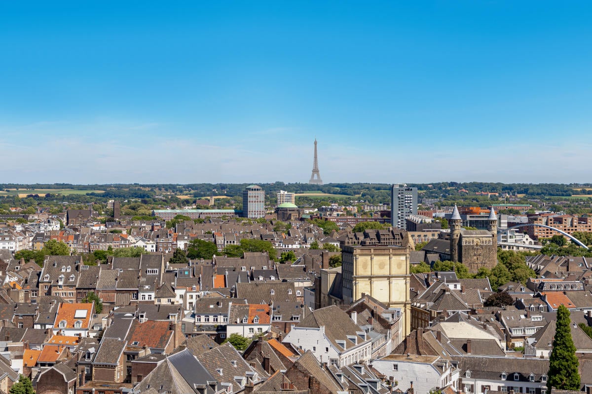 Extreem heldere lucht: Eiffeltoren zichtbaar vanuit Maastricht
