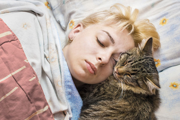 bizar vrouw slaapt met haar kat