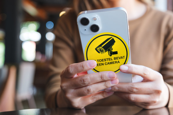 98% smartphonebezitters is in overtreding: geen waarschuwingssticker bij de ingebouwde camera