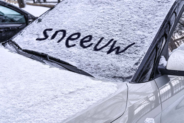 Vandalen schrijven ‘sneeuw’ in eerste sneeuw op auto