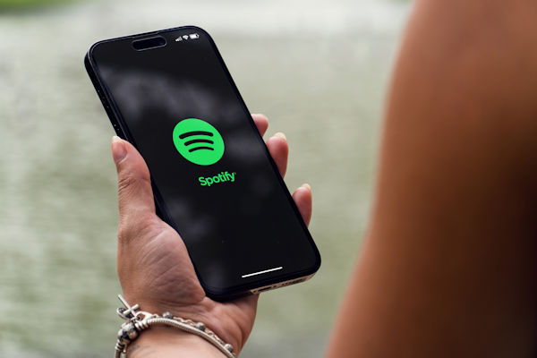 Spotify verhoogt prijzen, maar stopt wel met ongewenst afspelen BLØF-muziek
