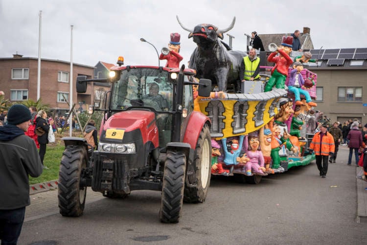 Na tractoren blokkeren demonstranten dit weekend de wegen met praalwagens