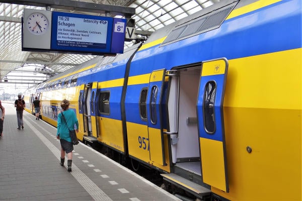 Meeste Nederlanders vinden het prima dat trein in spits duurder wordt: “Gaan we voortaan ergens in de middag naar ons werk”
