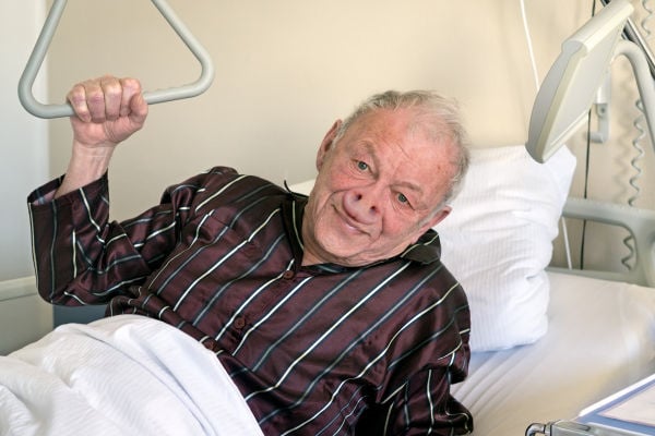 Nederlandse chirurgen transplanteren met succes varkensneus bij Hans (62)