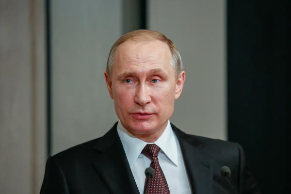 Poetin niet bezorgd dat rebellen bij kernwapens kunnen: “Zolang ze geboortedatum van mijn moeder niet weten, kunnen ze niets”
