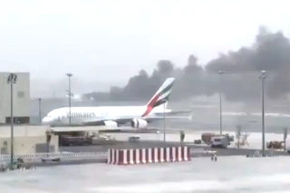 vliegtuig-emirates-brand