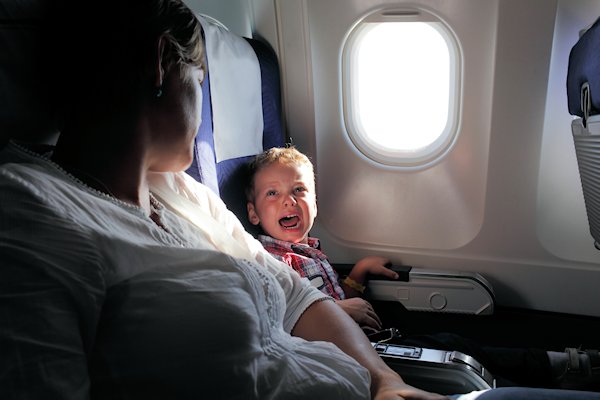 Reizende kinderen genoodzaakt om steeds harder te janken vanwege grotere vliegtuigen