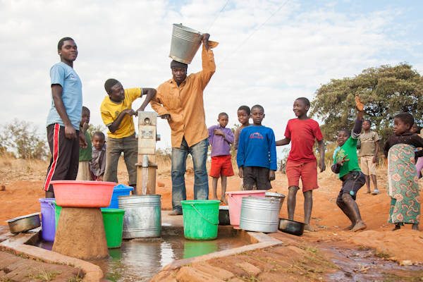 Bevolking Soedan zamelt drinkwater in voor droog Nederland