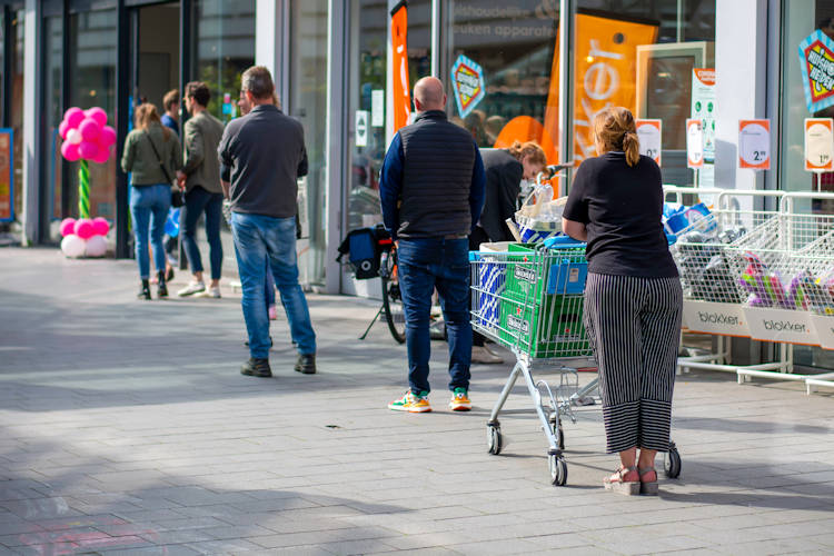 Consumenten massaal naar de winkel om recessie te stoppen